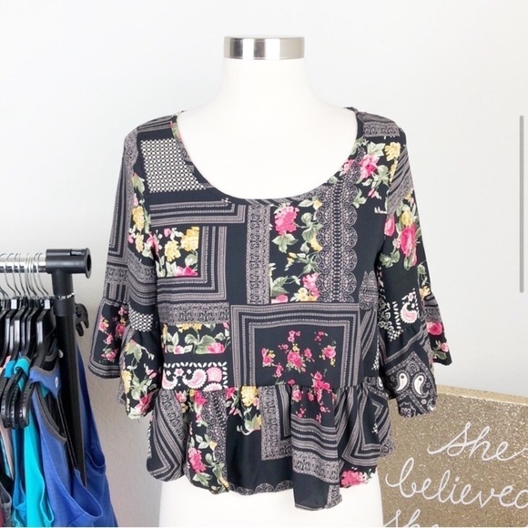 Runway Story floral ruffle crop top - Picture 2 of 7